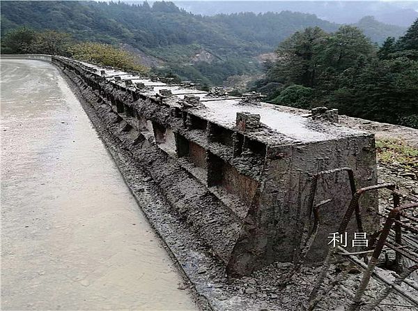 桥梁防撞墙模板