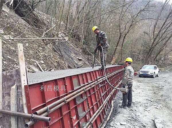 现浇防撞护栏模板_作用与介绍